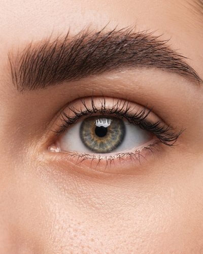 Powder Brows Permanent Make-up mit natürlichem Pulver-Effekt, Detailaufnahme einer Augenbraue – Beauty Boulevard Frankenthal